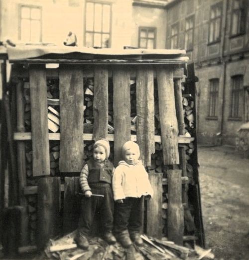 Spielende Kinder auf dem Hinterhof in der Gutenbergstraße 10 (heute Schlossstraße) in Neustrelitz.