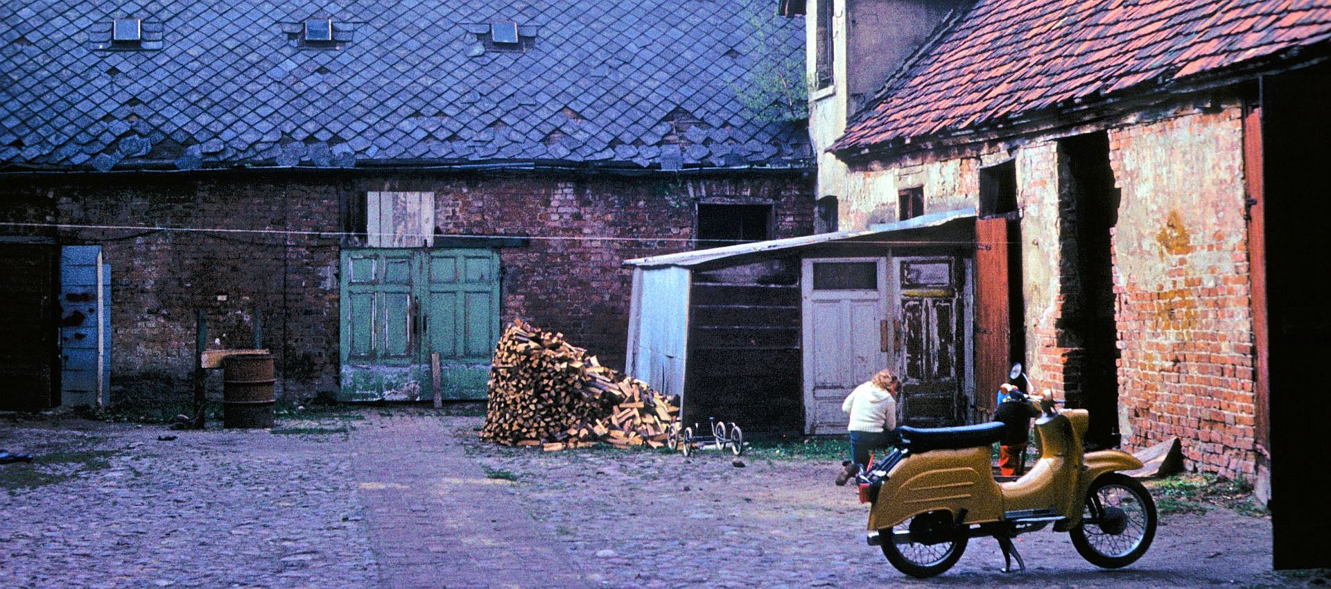 Hinterhof in der Gutenbergstraße 10 (heute Schlossstraße) in Neustrelitz in den 1980er-Jahren.