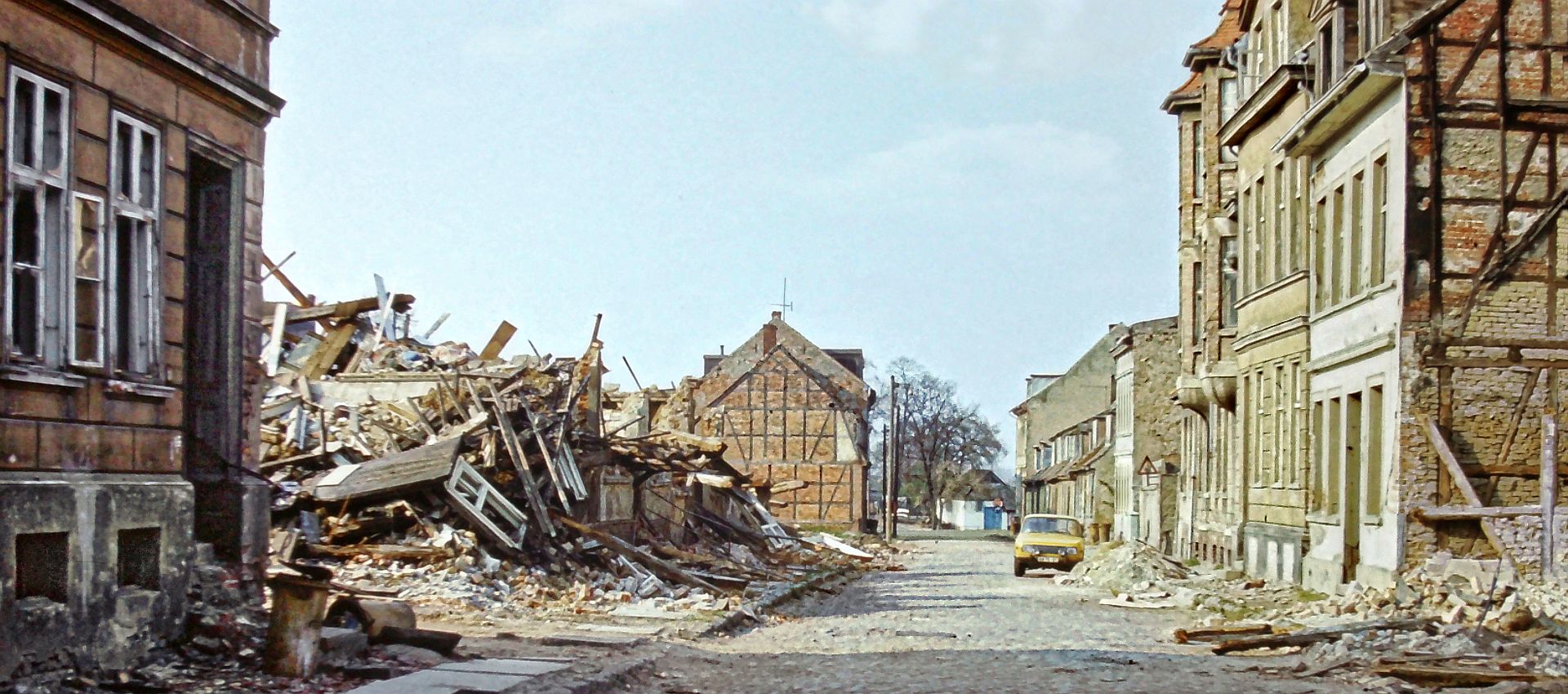 Sektion Nordeuropawissenschaften der Ernst-Moritz-Arndt Universität Greifswald. Das Foto zeigt die kaputte Greifswalder Altstadt in den 1980er-Jahren.